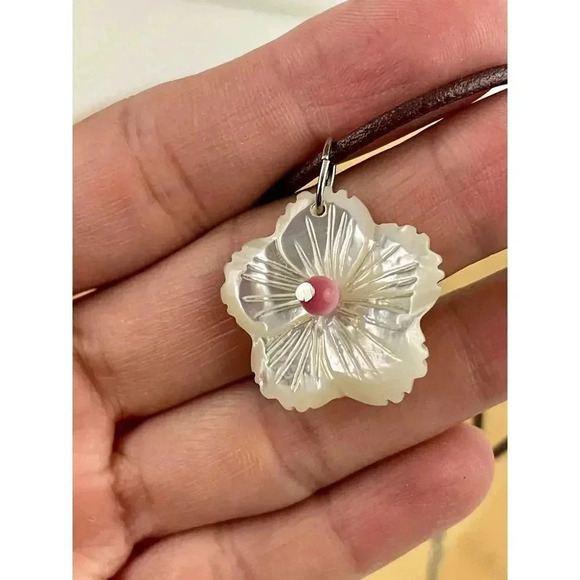 VTG Mother of Pearl Carved Flower Pendant Necklace Leather Rope 13" Choker - Picture 2 of 11
